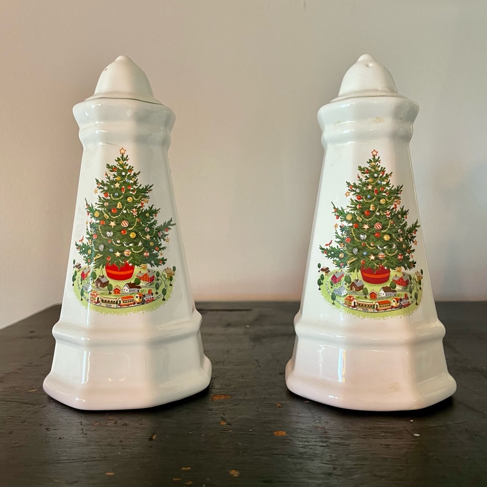 pfaltzgraff Christmas Heritage Chritmas Tree shakers